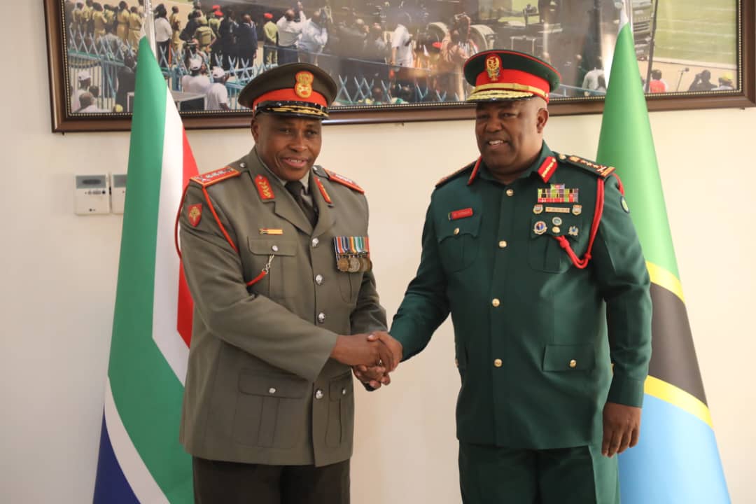 Luteni Jenerali Othman ateta na Mkuu wa Jeshi la Nchi Kavu wa Afrika Kusini